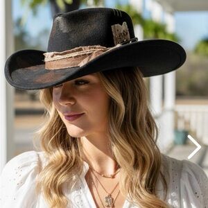 Western Hat vintage shapeable cowgirl/cowboy fedora feather black distressed